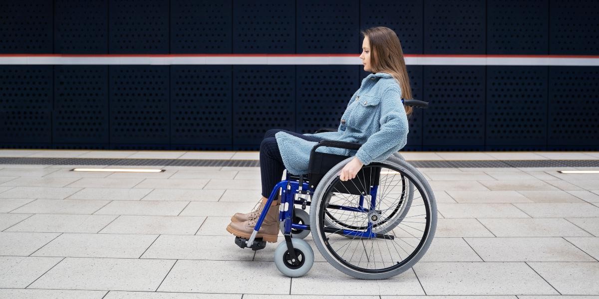 •	Rampe d'accès PMR installée dans un espace public, offrant une solution pratique pour les personnes en fauteuil roulant.