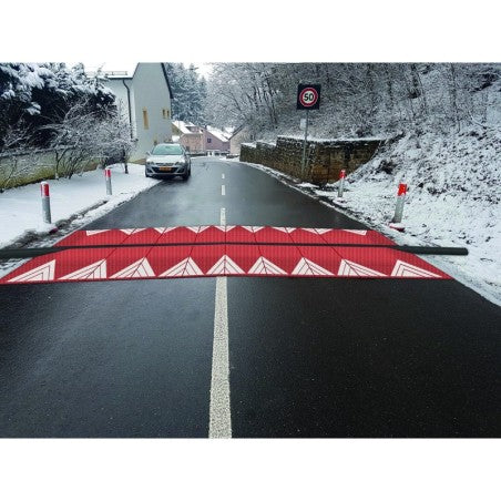 Passe-câbles traversée de route rouge