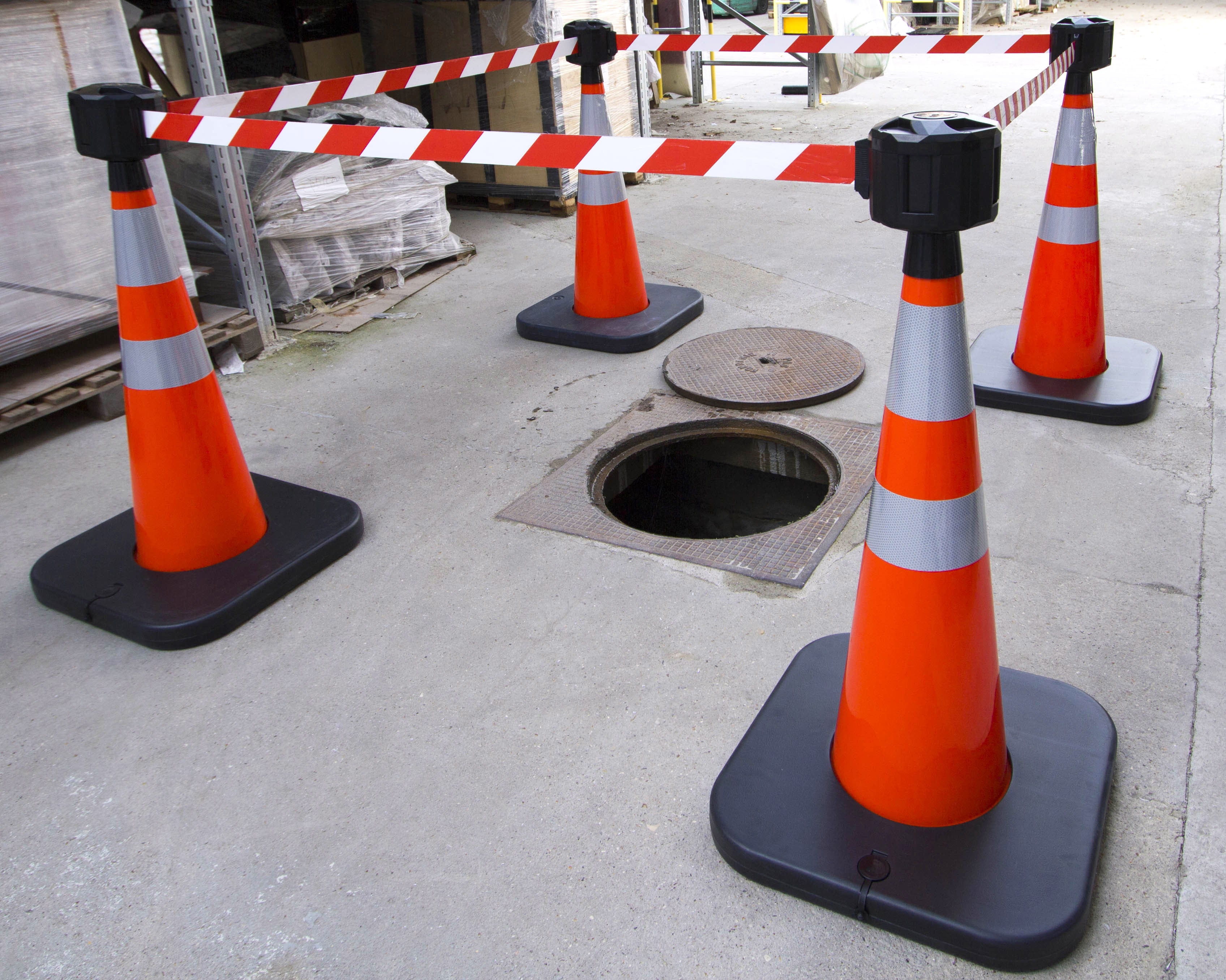 Cône de balisage avec base à lester et sangle enrouleur 50mm largeur