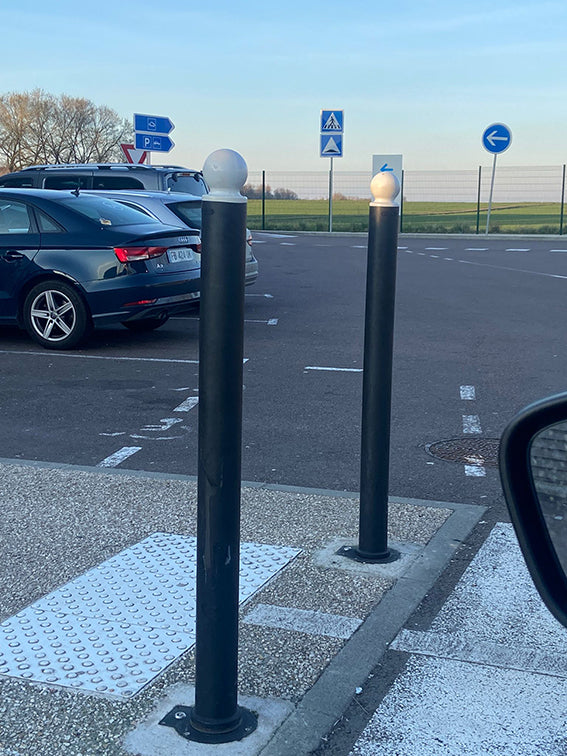 Poteau à mémoire de forme avec tête blanche