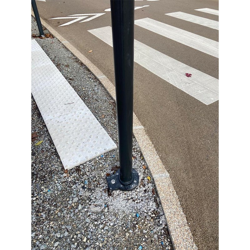 Base à sceller pour poteau à mémoire de forme