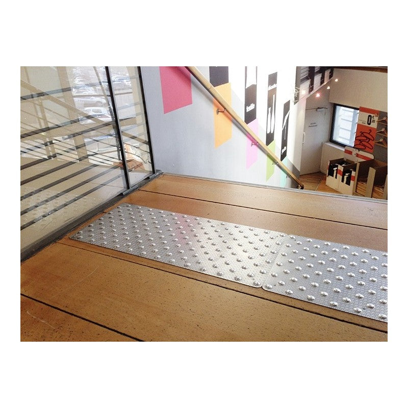 Dalle podotactile avec clous