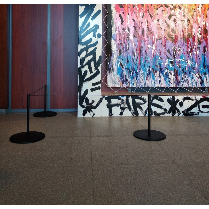 Poteau d'exposition pour corde élastique