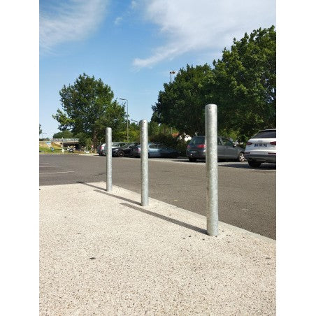 Poteau de protection en acier galvanisé à sceller