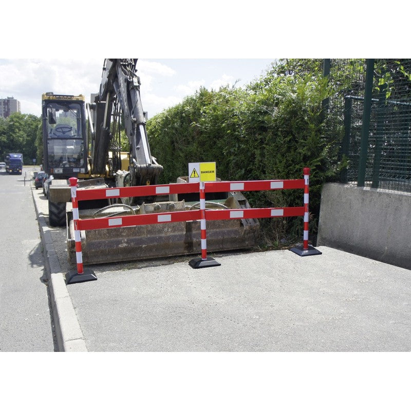 Poteaux de balisage ABS avec barrières