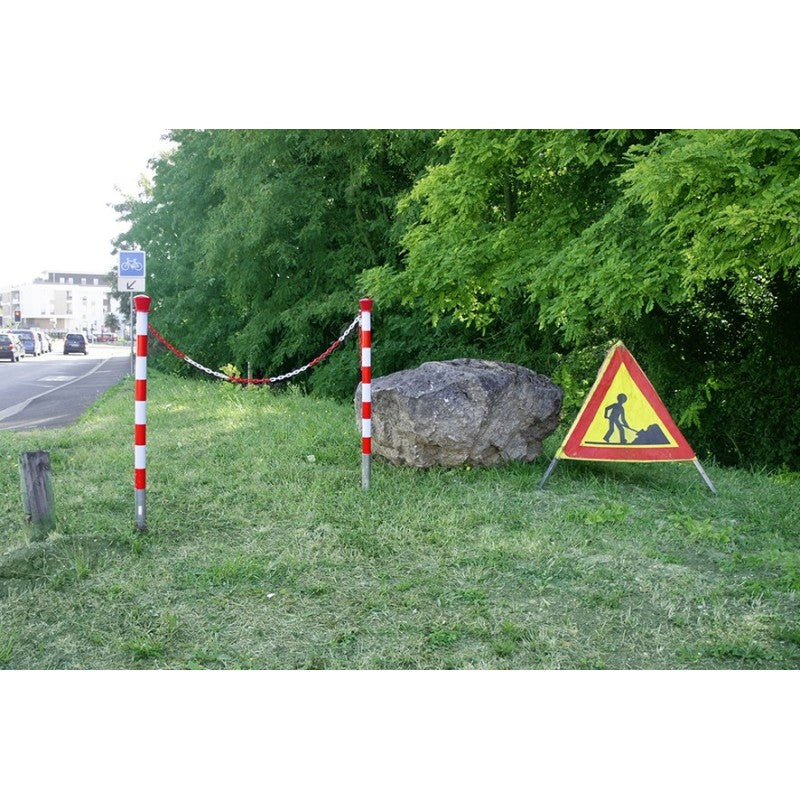 Poteau de balisage plastique à planter au sol