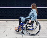 •	Rampe d'accès PMR installée dans un espace public, offrant une solution pratique pour les personnes en fauteuil roulant.