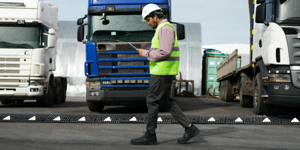 Passe-câbles SAMKRAFT offrant une protection robuste pour câbles et tuyaux sur chantiers, entrepôts et événements extérieurs.