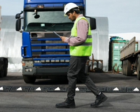 Passe-câbles SAMKRAFT offrant une protection robuste pour câbles et tuyaux sur chantiers, entrepôts et événements extérieurs.