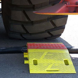 Rampe pour pont passe-tuyaux Diamondback® – Checkers UHBR