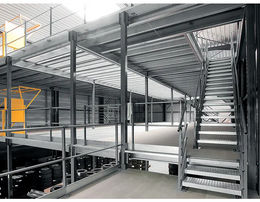 Plate-forme de stockage Mezzaman 350 kg/m² avec escalier et garde-corps