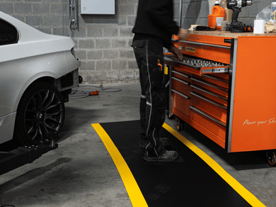 Tapis anti-fatigue industriel noir jaune pour travail debout Samkraft W1 – solution ergonomique pour environnement sec