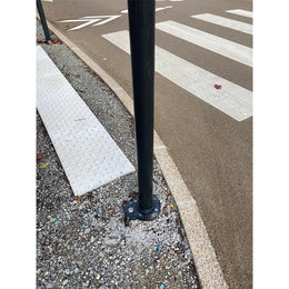 Base à sceller amovible pour poteau à mémoire de forme Ø 80 mm - ouverture clé pompier