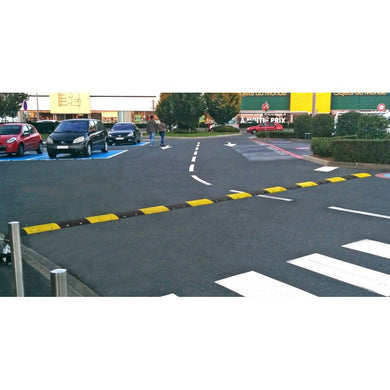 ralentisseur dos d'ane modulaire complet noir jaune pour voitures et poids lourds et camions avec passe câbles intégré, devis professionnel sous 24 h et expedition en 24 h SAMKRAFT