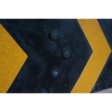 Flèche de signalisation parking en caoutchouc - 400 mm de large, réfléchissants intégrés