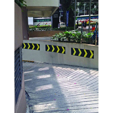 Flèche de signalisation parking en caoutchouc - 400 mm de large, réfléchissants intégrés