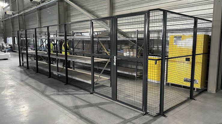 Box grillagé autoporté 3 x 3 m, H. 2200 mm, avec porte battante