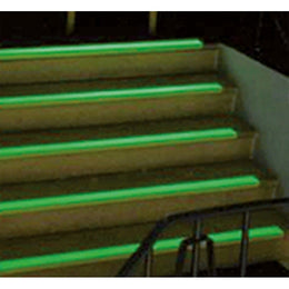 Nez de marche antidérapant en aluminium - revêtement quartz fluorescent, intérieur et extérieur