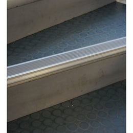 Nez de marche antidérapant en aluminium - revêtement quartz fluorescent, intérieur et extérieur