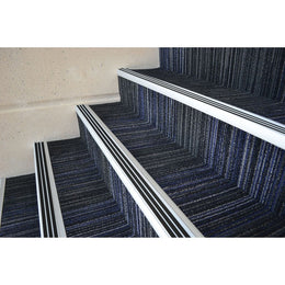 Nez de marche antidérapant en aluminium - revêtement quartz fluorescent, intérieur et extérieur