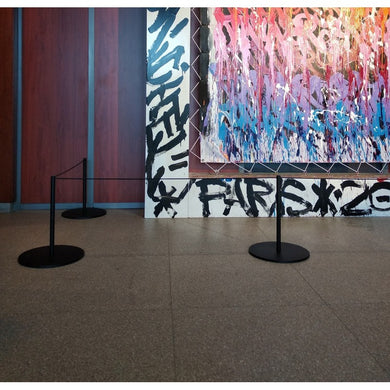 Poteau de délimitation pour exposition et musée – Corde élastique, base lestée, dispositif de blocage