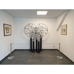 Poteau de délimitation pour exposition et musée – Corde élastique, base lestée, dispositif de blocage