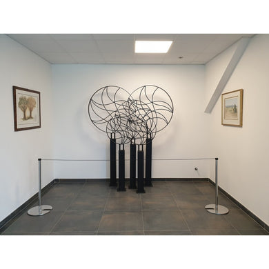 Poteau de délimitation pour exposition et musée – Corde élastique, base lestée, dispositif de blocage