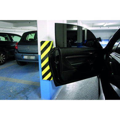 protection d'angle industriel jaune noir rayé en mousse dans parking